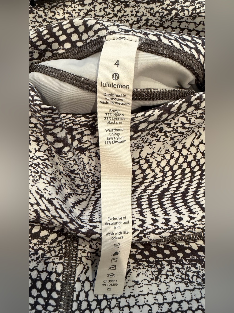 Lululemon Grey Snake Print Women's In Movement Shorts Everlux 2.5" - Size 4 - Picture 5 of 7